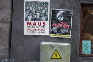 Anonymouse'un yayınladığı fotoğraflardan; dükkanın duvarında(dış cephesinde) yer alan posterler. Kesinlike yanlış giden bir şeyler var