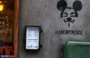 Anonymouse'un yayınladığı fotoğraflardan; dükkanın duvarındaki(dış cephesi) Anonymouse baskısı