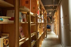 Tokyo Kyoto'da bulunan kitap temalı otel Japonca ve ingilizce dilinde kitaplar barındırıyor