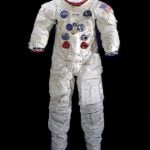 Destination-Moon-The-Apollo-11-sergisi-nde-Neil-Armstrong-un-giymis-oldugu-uzay-kıyafeti-de-sergileniyor