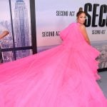 Jennifer-Lopez-Second-Act-filmi-nin-galasinda-Giambattista-Valli-imzasi-tasiyan-seker-pembesi-bir-elbise-giy-mis-ti-photograph-by-getty-images