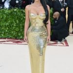 Kim-Kardashian-Elbise-Versace-2018-Unutulmaz-MET-Gala-Gorunumleri-1974-den-2018-e