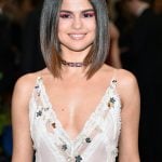 Selena-Gomez-2017-Unutulmaz-MET-Gala-Costume-institute-Gala-Sac-ve-Makyajlari-MET-Gala-2019