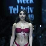 İsrail-Tel-Aviv-de-Fashion-Week-kapsamında-İsrailli-moda-tasarımcılarının-ilgi-cekici-kreasyonlarının-tanitildigi-plaj-defilesi-nden-bir-kare