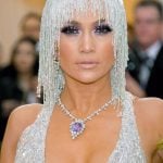 Jennifer-Lopez-o-met-gala-2019-unutulmayacak-sac-ve-makyaj-gorunum-ler-i-tema-konsept